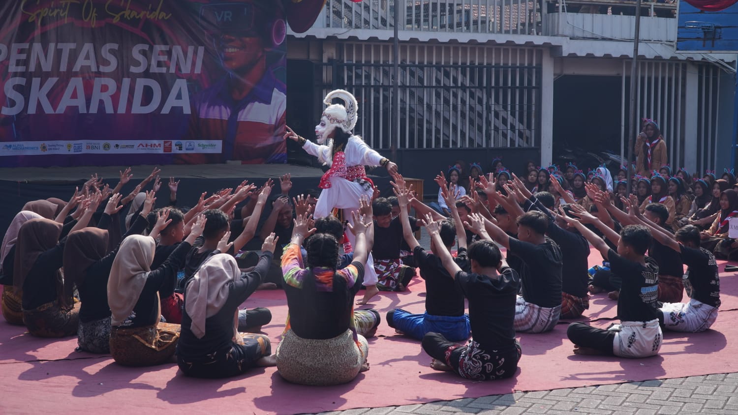 BAKAT SENI : Para siswa SMK Krian 2 Sidoarjo saat penampilan tari kecak.(ANAS/RADAR SIDOARJO)&nbsp;