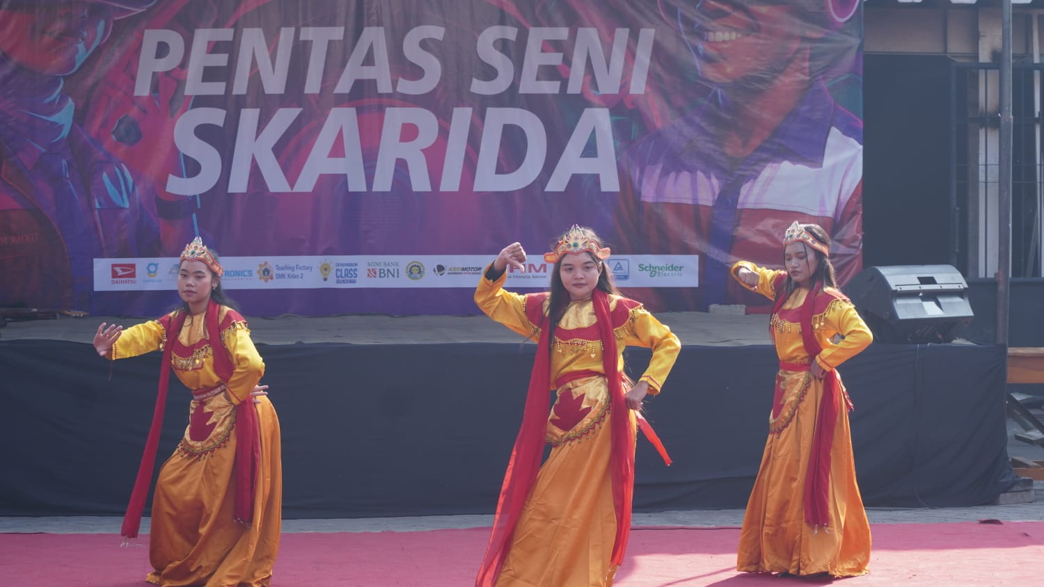 BUDAYA : Kegiatan MPLS SMK Krian 2 Sidoarjo saat penampilan tari.(ANAS/ RADAR SIDOARJO)