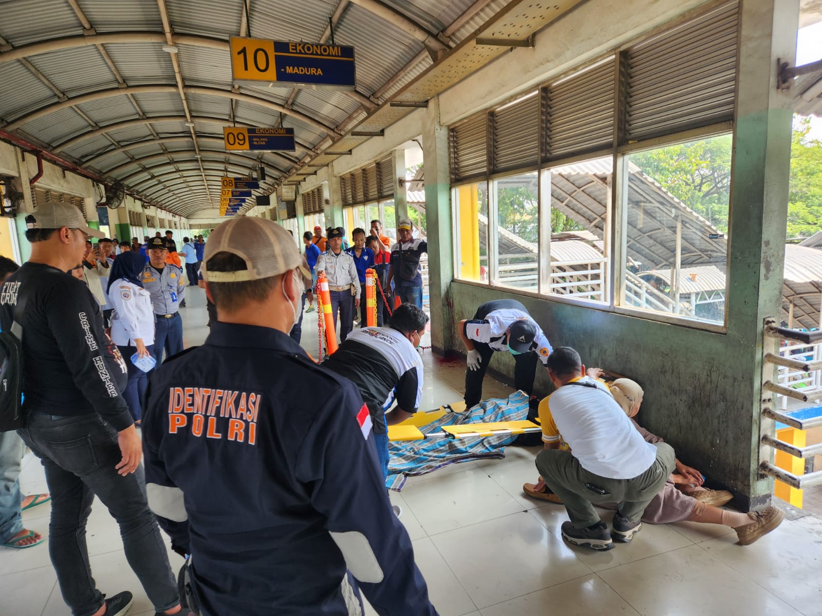 NAHAS: Polisi sedang melakukan olah TKP di Terminal Purabaya, Minggu (27/7) pagi.
