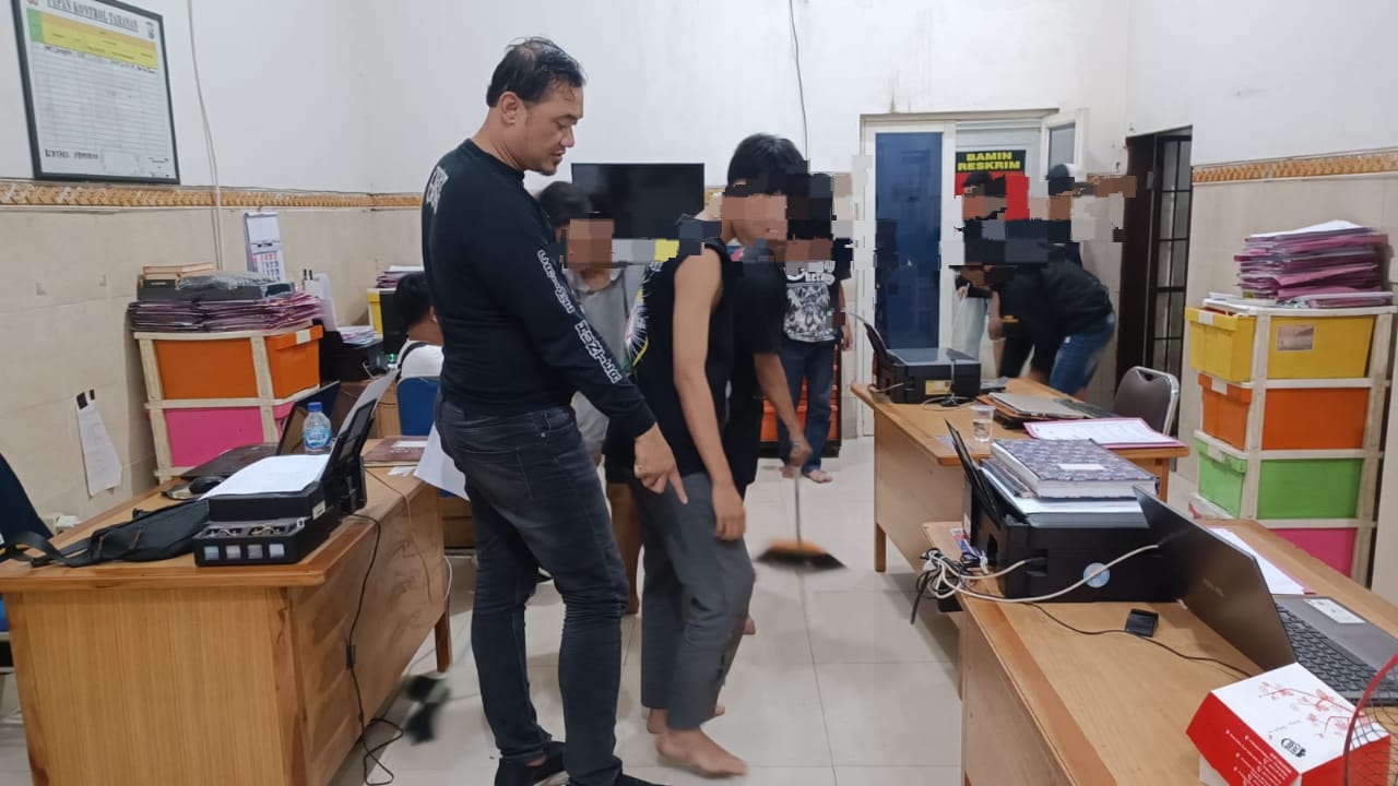 MASIH REMAJA: Sembilan remaja (blur) saat berada di Polsek Waru, Minggu (27/7). (DIKY SANSIRI/RADAR SIDOARJO)