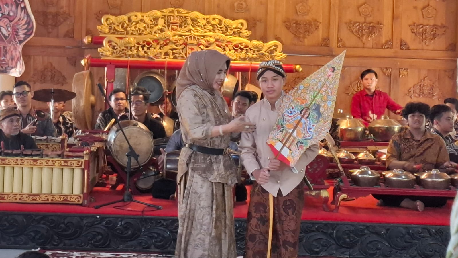 BANGGA: Wakil Bupati Sidoarjo Mimik Idayana saat menyerahkan wayang gunungan ke dalang cilik. (M SAIFUL ROHMAN/RADAR SIDOARJO)