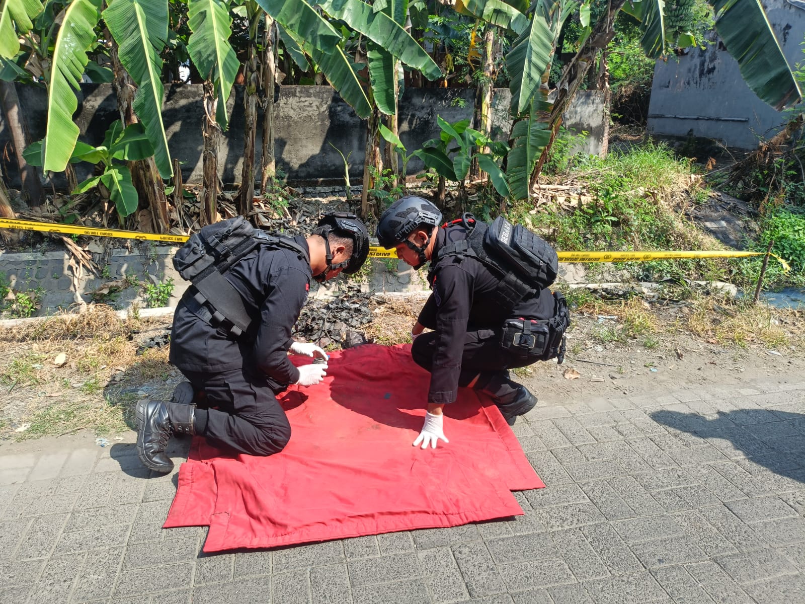 STERIL: Tim Gegana Polda Jatim saat proses evakuasi granat di Waru, Sidoarjo, Senin (28/8). (DIKY SANSIRI/RADAR SIDOARJO)