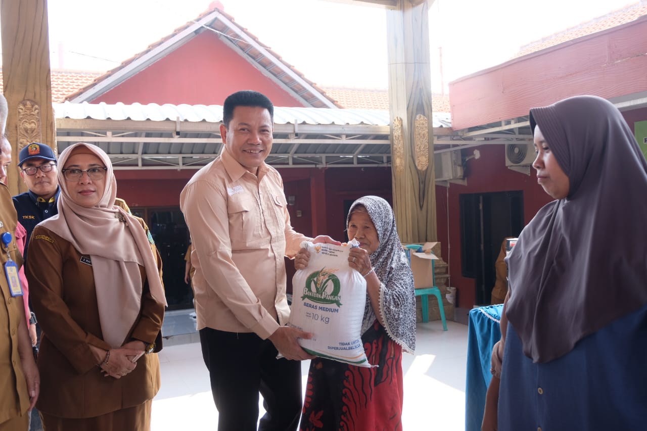 BERTEMU WARGA: Bupati Sidoarjo Subandi turun langsung melakukan monitoring distribusi bantuan beras di Kecamatan Wonoayu.