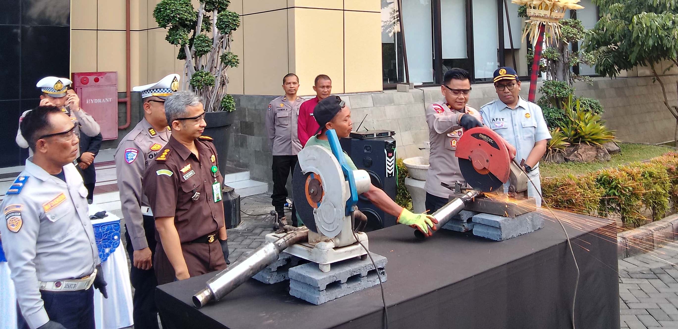 BARANG BUKTI: Proses pemusanahan knalpot rong hasil Operasi Patuh Semeru 2025. (DIKY SANSIRI/RADAR SIDOARJO)