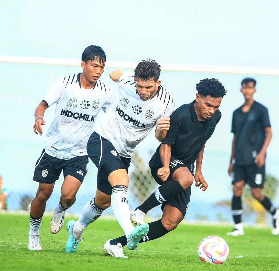 EVALUASI: Deltras Sidoarjo saat uji coba melawan Bali United. (IST/RADAR SIDOARJO)