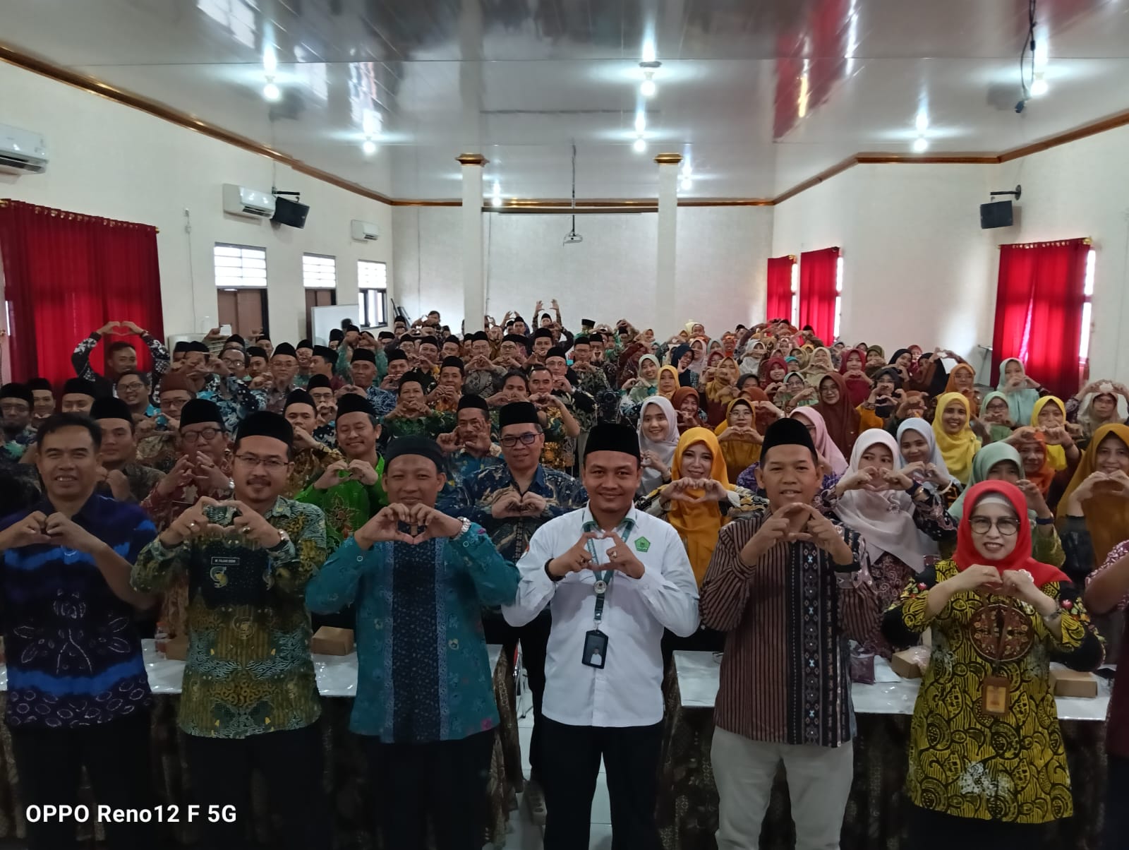 KOMPAK: Guru PAI seluruh Jawa Timur saat workshop di SMPN 3 Krian, Sidoarjo. (ANAS/RADAR SIDOARJO)
