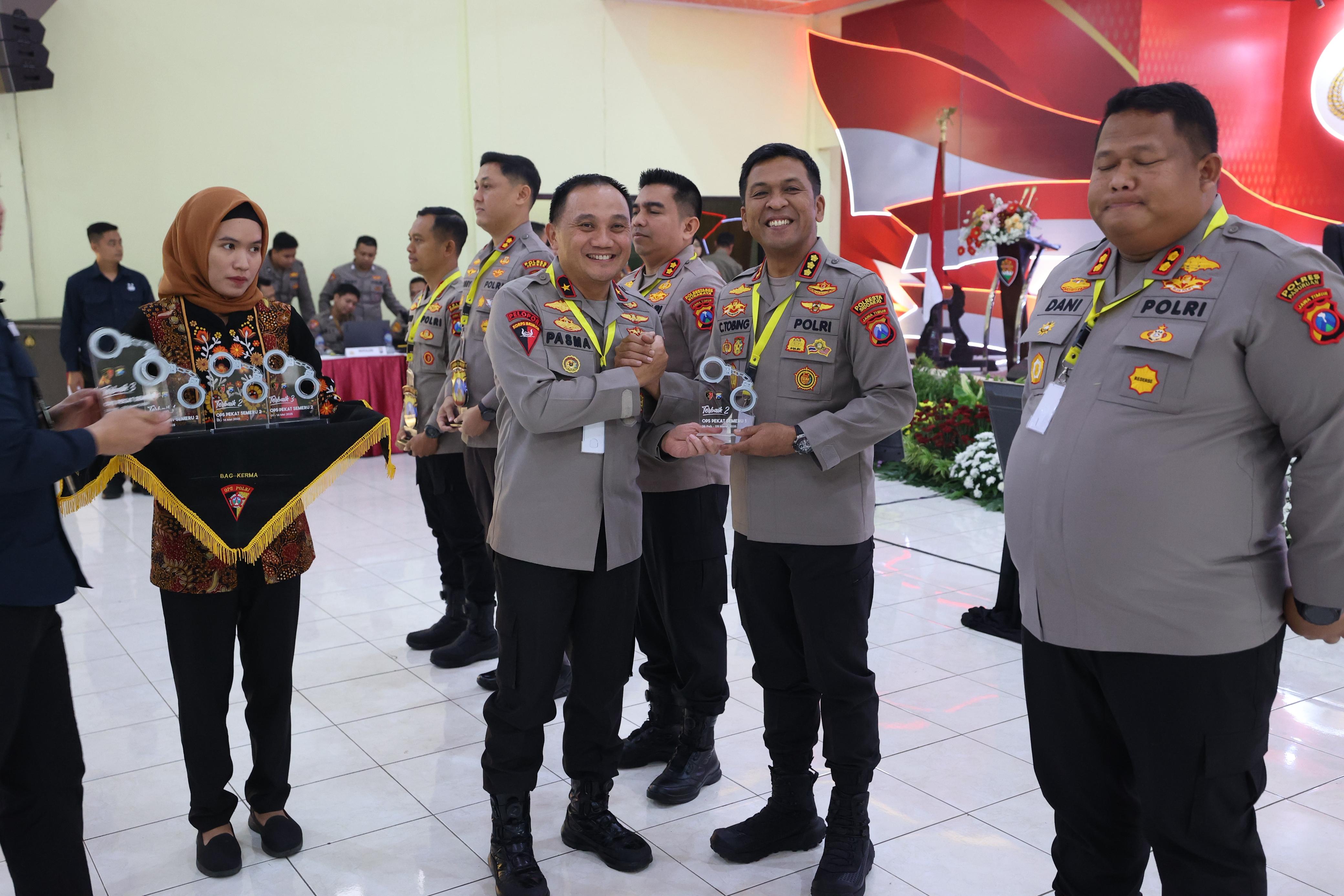 MEREKAH : Kapolresta Sidoarjo Kombes Pol Christian Tobing saat menerima penghargaan dari Wakapolda Jatim Brigjen Pol Pasma Royce. (IST/RADAR SIDOARJO)