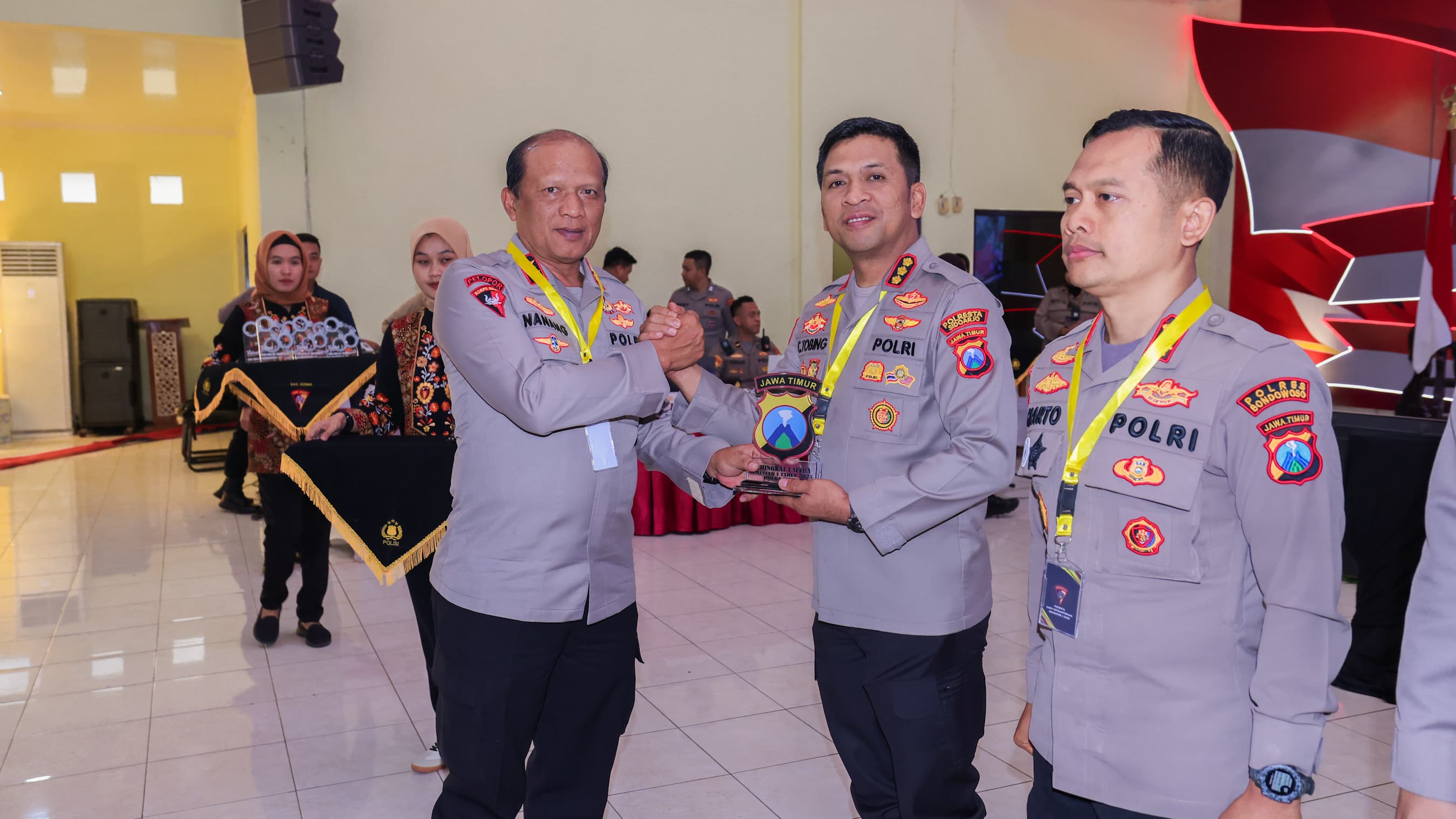 BERPRESTASI : Kapolresta Sidoarjo Kombes Pol Christian Tobing saat menerima penghargaan dari Kapolda Jatim, Selasa (29/7).(IST/RADAR SIDOARJO)