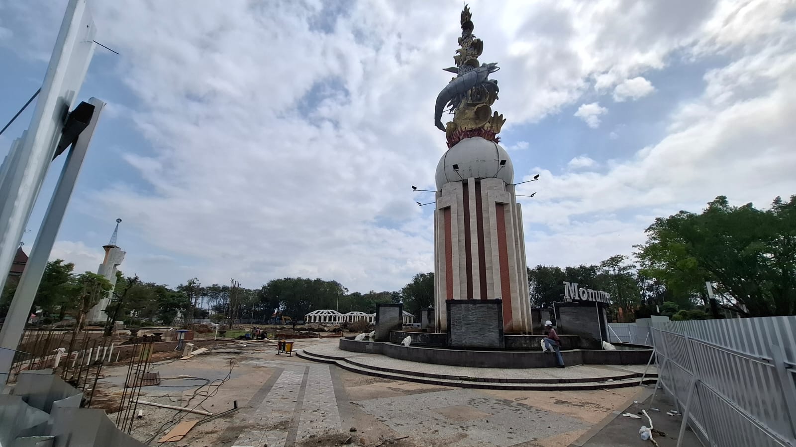 PROGRES: Pengerjaan revitalisasi Alun-alun Sidoarjo masih terus berlangsung. (M SAIFUL ROHMAN/RADAR SIDOARJO)
