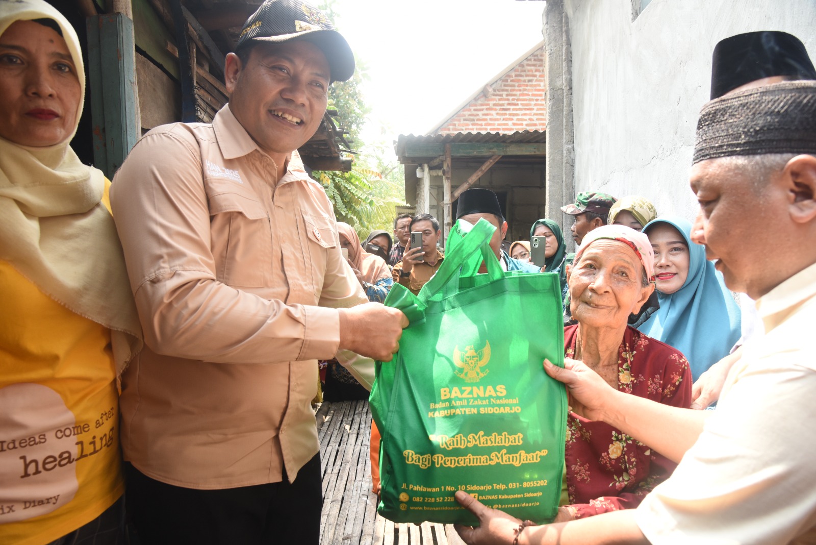 PEDULI: Bupati Sidoarjo Subandi memberikan bantuan kepada warga tak mampu di Tarik.