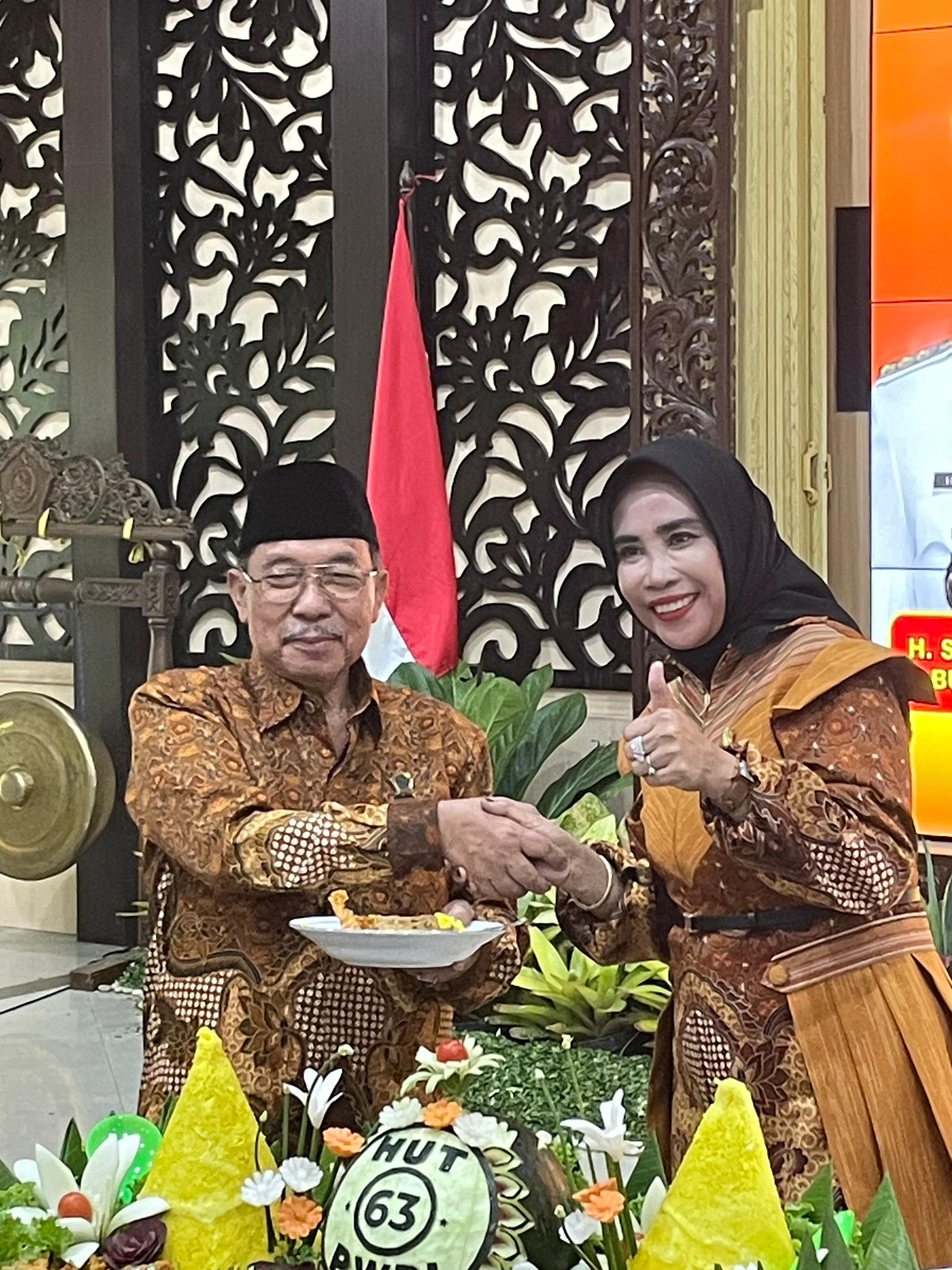 SINERGI: Wakil Bupati Sidoarjo Mimik Idayana memberikan apresiasi kepada Persatuan Wredatama Republik Indonesia (PWRI) Sidoarjo.