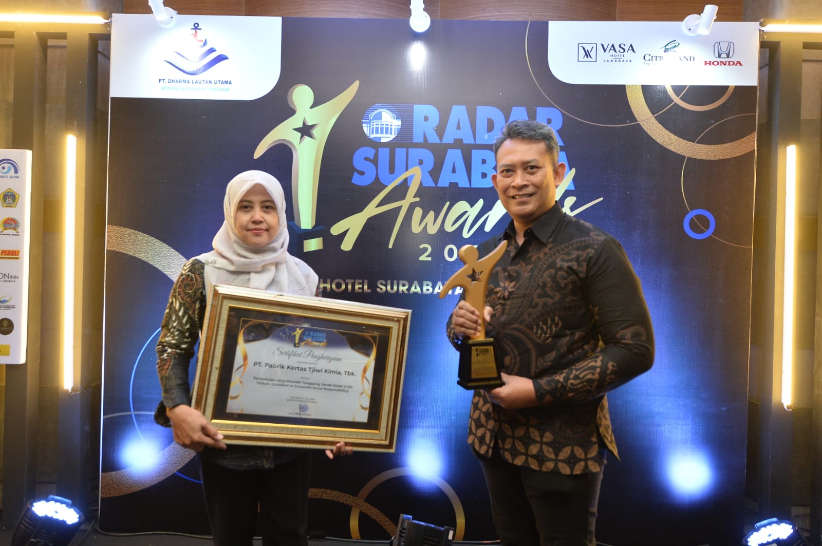 EKSELEN: Public Affair and License Manager PT Pabrik Kertas Tjiwi Kimia, Tbk, Beny Haryawan (kanan) bersama tim usai menerima Radar Surabaya Award 2025.