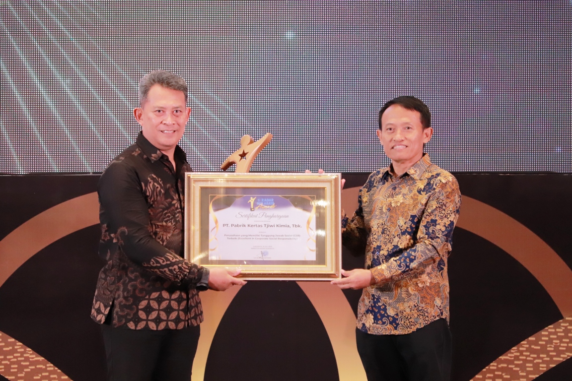 APRESIASI: Public Affair and License Manager PT Pabrik Kertas Tjiwi Kimia, Tbk, Beny Haryawan (kiri) menerima penghargaan Radar Surabaya Award 2025.
