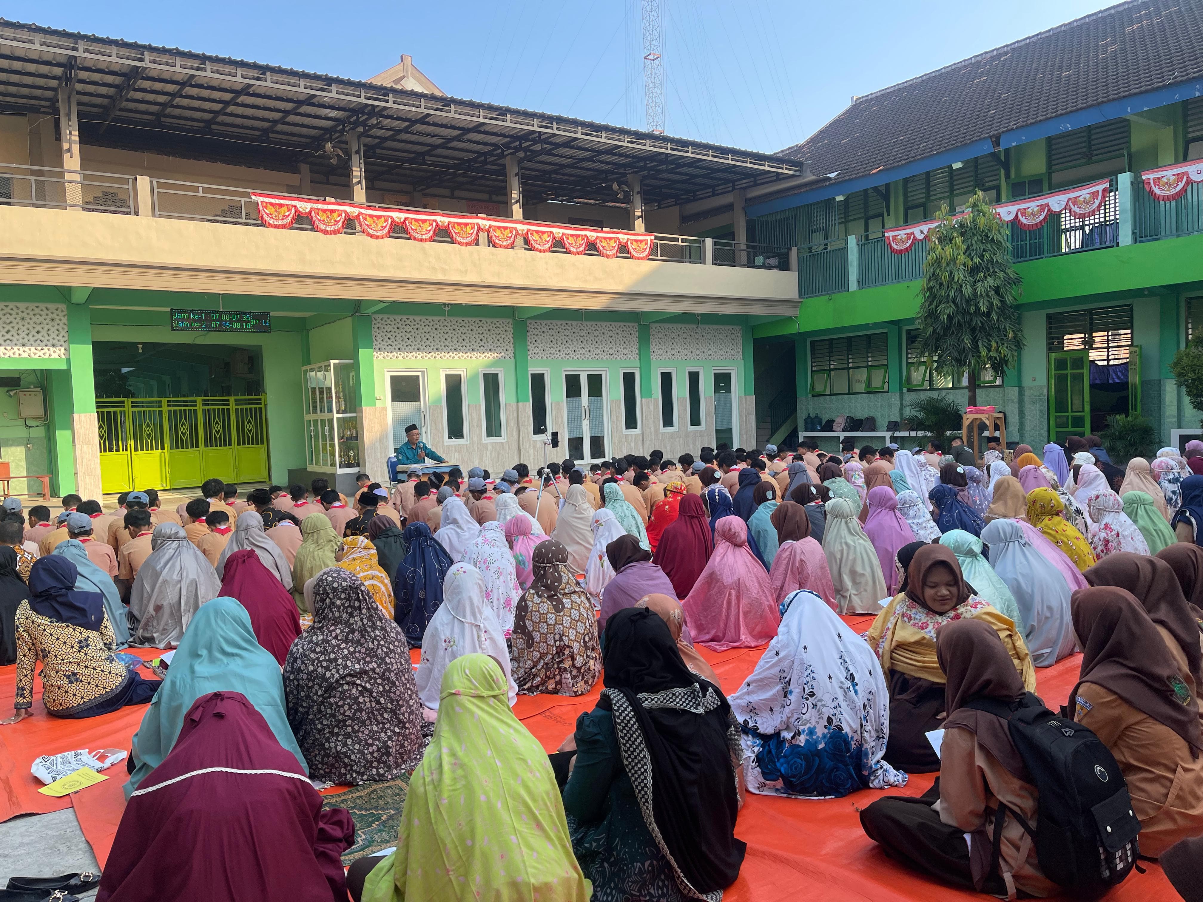 KHIDMAT: Para siswa SMK Ma