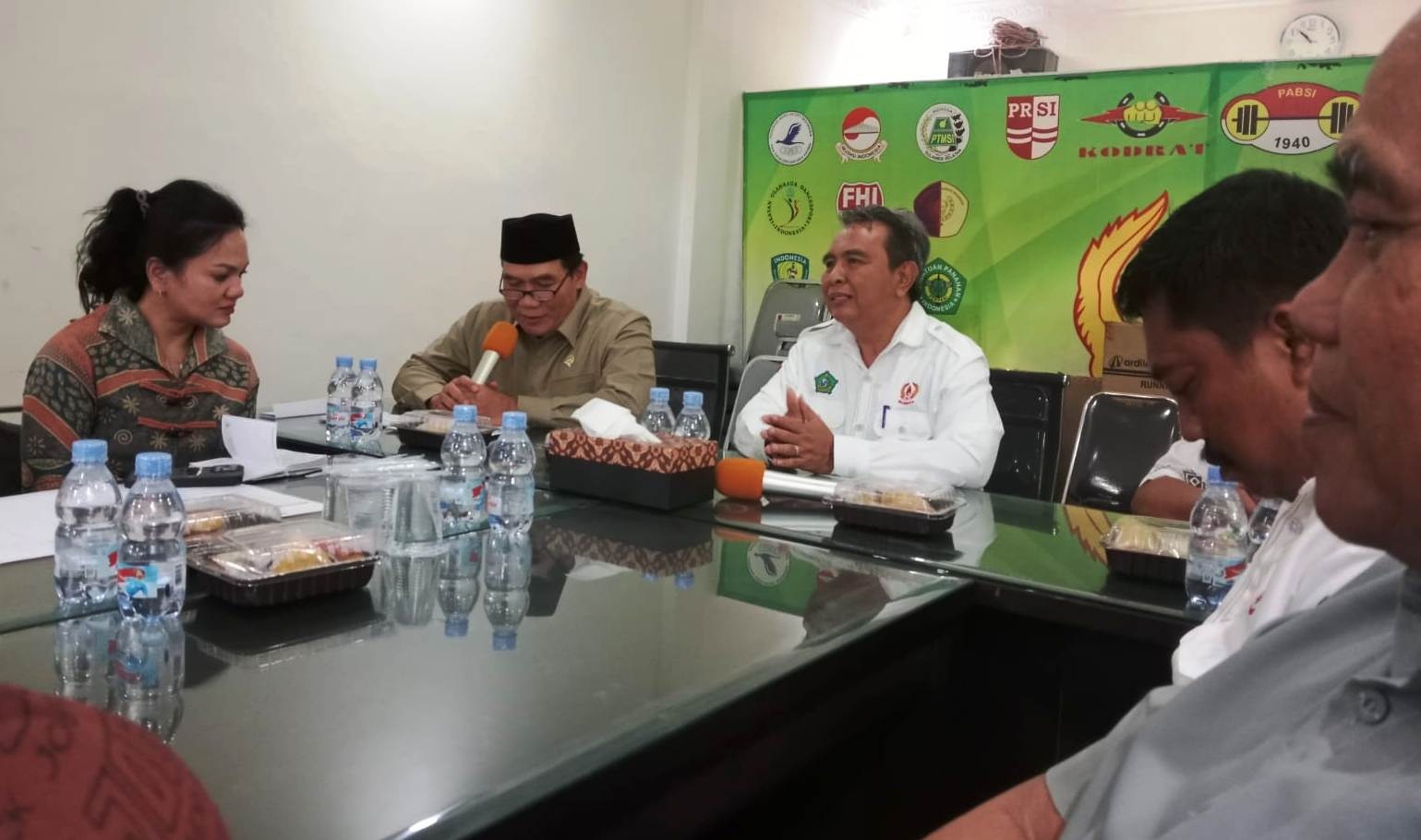 BERI DUKUNGAN: Bambang Haryo Soekartono (dua dari kiri) saat mengunjungi kantor KONI Sidoarjo.