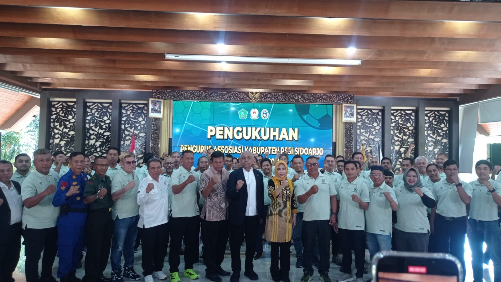 KOMPAK: Foto bersama Wakil Bupati Sidoarjo Mimik Idayana dengan pengurus Askab PSSI Sidoarjo yang baru. (M SAIFUL ROHMAN/RADAR SIDOARJO)