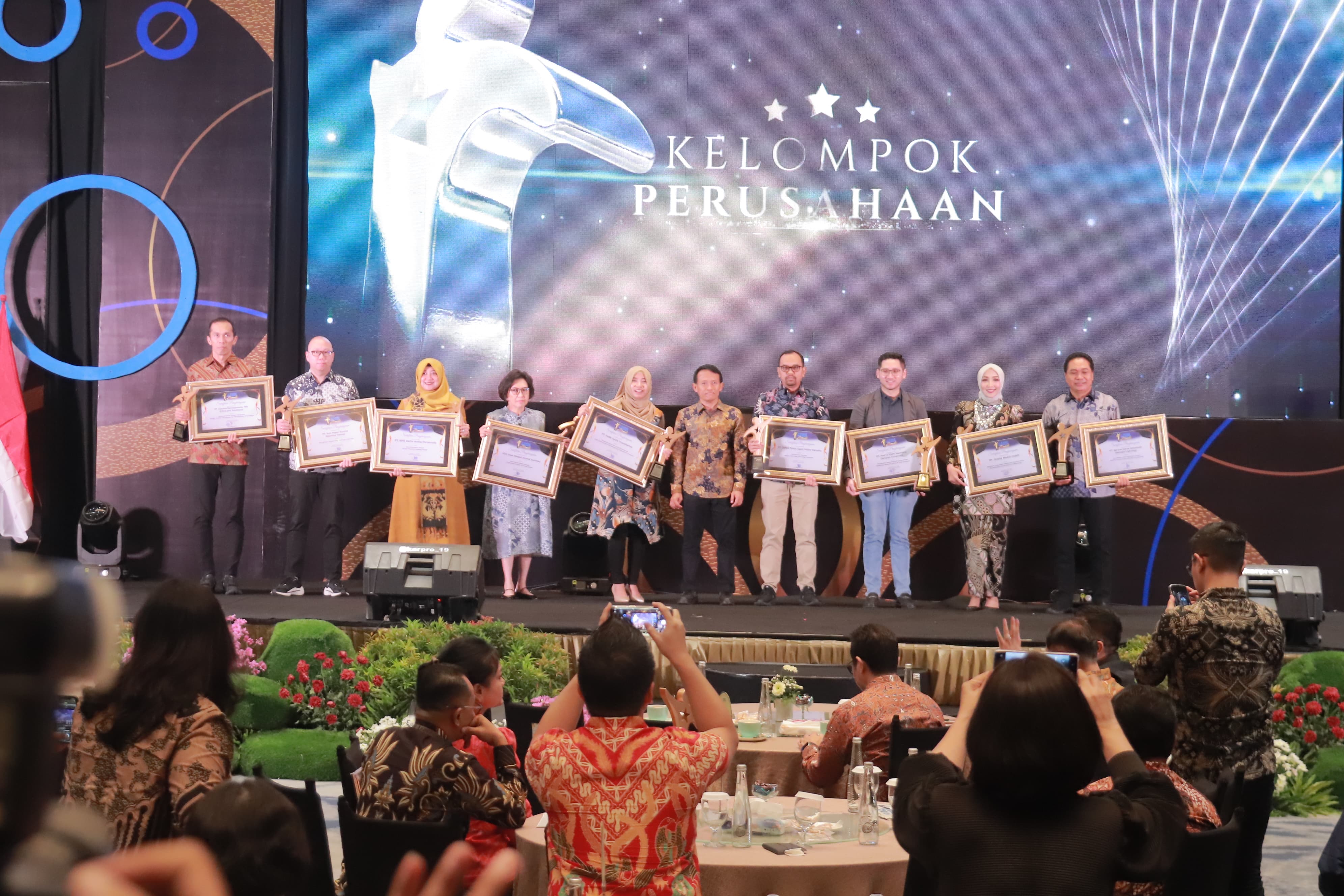 SEMAKIN SEMANGAT: Ir H Sugiono Adi Salam, MM, IPU, ACPE saat menerima penghargaan di ajang Radar Surabaya Award, Kamis (31/7) malam bersama nominasi lain. (SURYANTO/RADAR SIDOARJO)