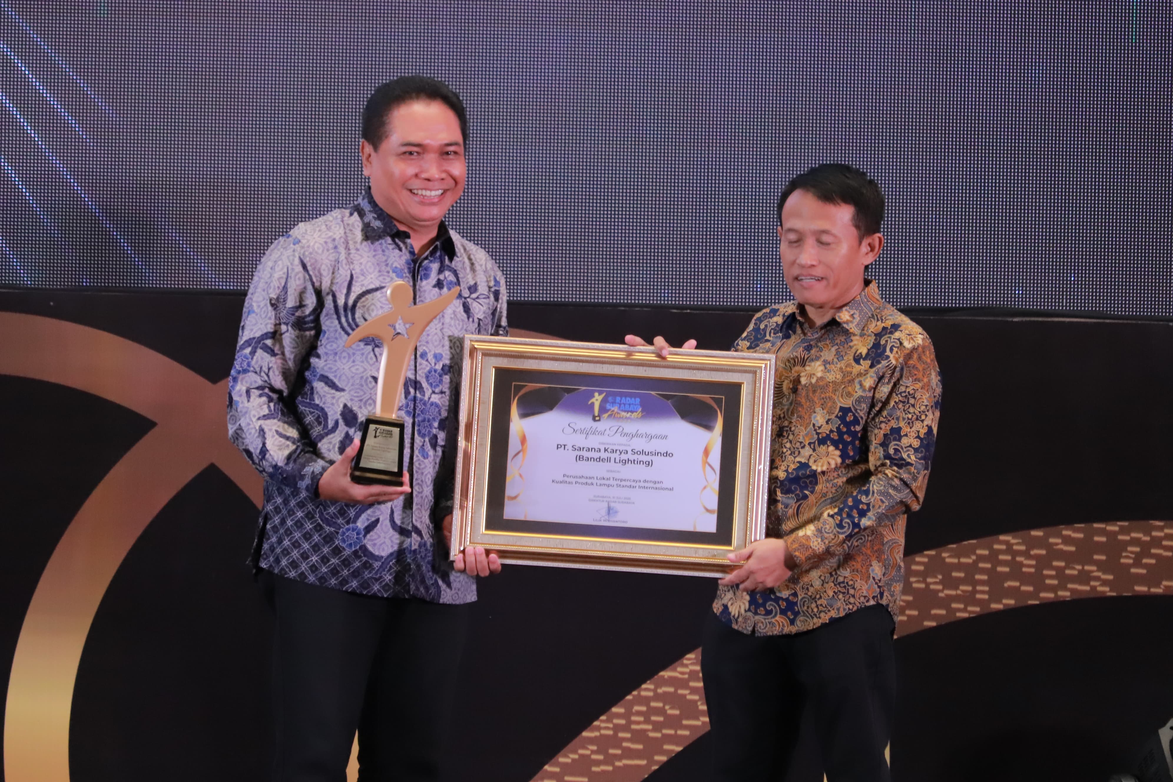 PRESTASI: Ir H Sugiono Adi Salam, MM, IPU, ACPE (kiri)saat menerima penghargaan di ajang Radar Surabaya Award, Kamis (31/7) malam.
