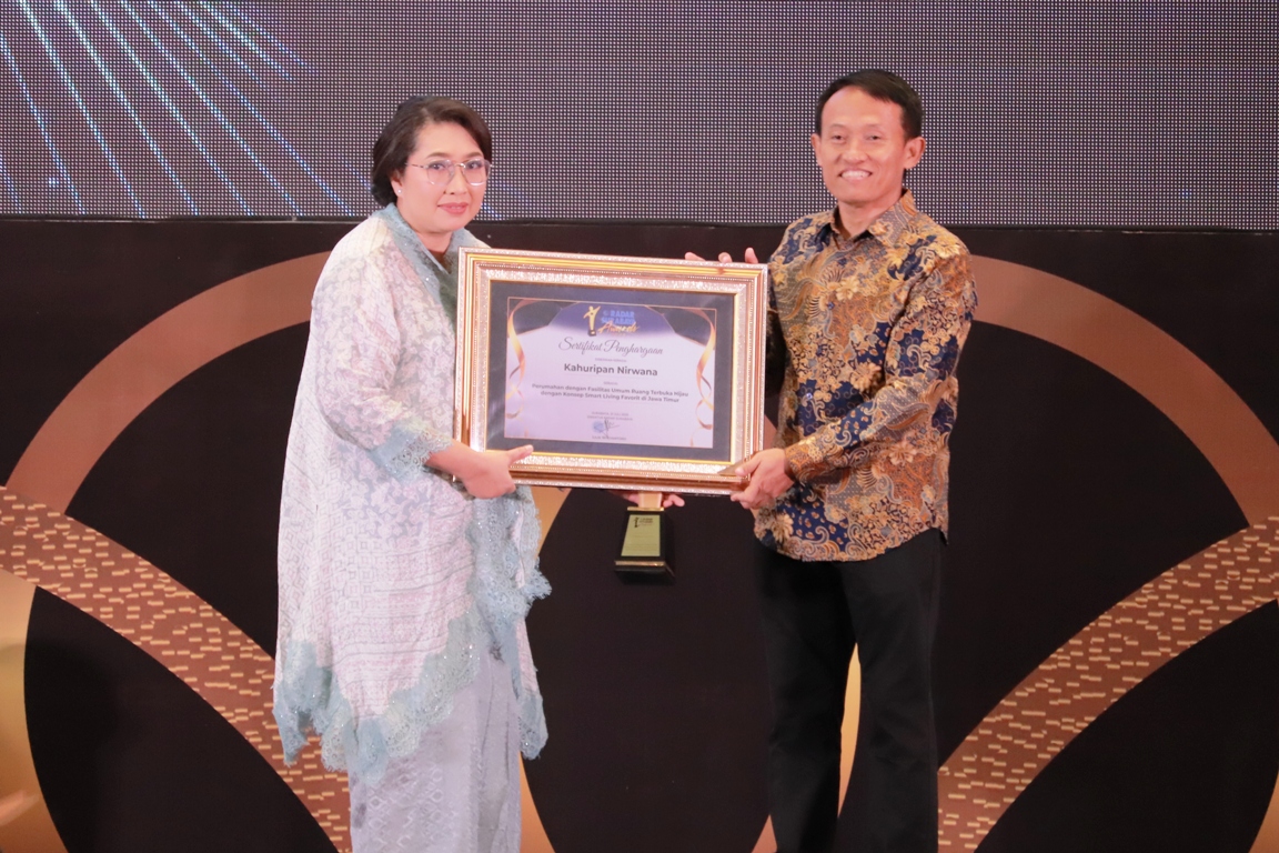 APRESIASI: Henny Maskufah (kiri) mewakili Presiden Direktur Kahuripan Nirwana, Resza Adikreshna menerima Radar Surabaya Award 2025. (SURYANTO/RADAR SIDOARJO)