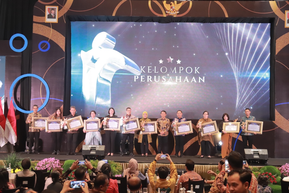 MEMBANGGAKAN: Kahuripan Nirwana bersama kelompok perusahaan lain menerima Radar Surabaya Award 2025. (SURYANTO/RADAR SIDOARJO)