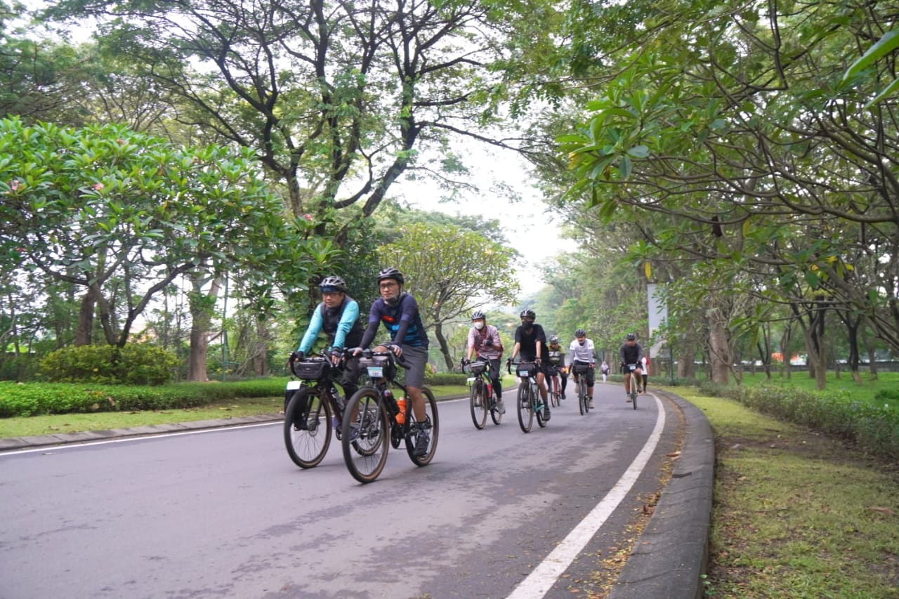 TEDUH: Suasana yang nyaman dan hijau di Kahuripan Nirwana jadi jujukan untuk berolahraga santai.