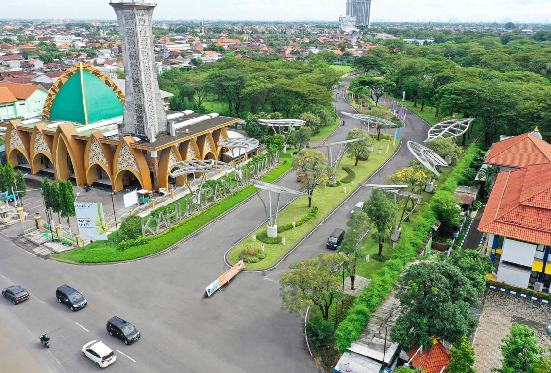 PERUMAHAN IDAMAN: Pintu masuk Kahuripan Nirwana yang terlihat asri dan nyaman.