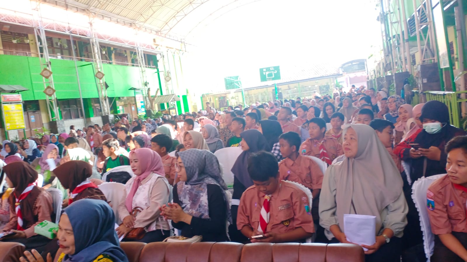 BERKUMPUL : Suasana parenting SMPN 3 Porong. (ANAS/RADAR SIDOARJO)&nbsp;