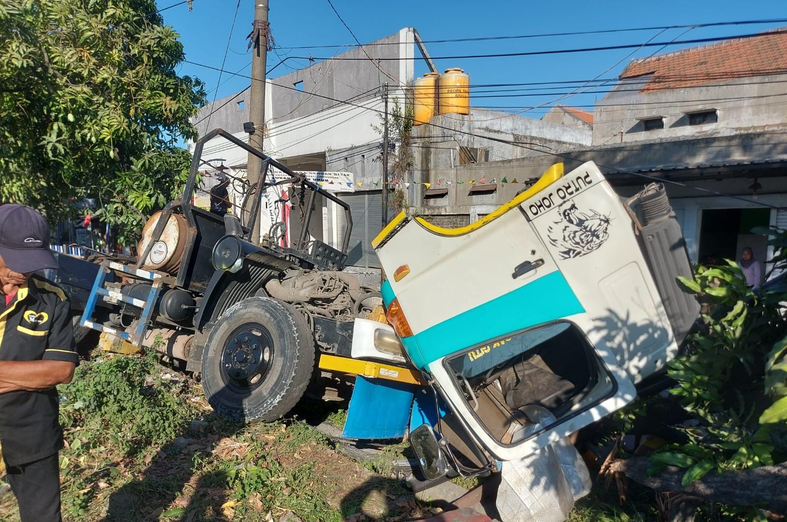 JALUR TENGKORAK: Kondisi kendaraan usai terlibat kecelakaan di turunan Flyover Trosobo, Taman, Sabtu (2/8) sore. (DIKY SANSIRI/RADAR SIDOARJO)