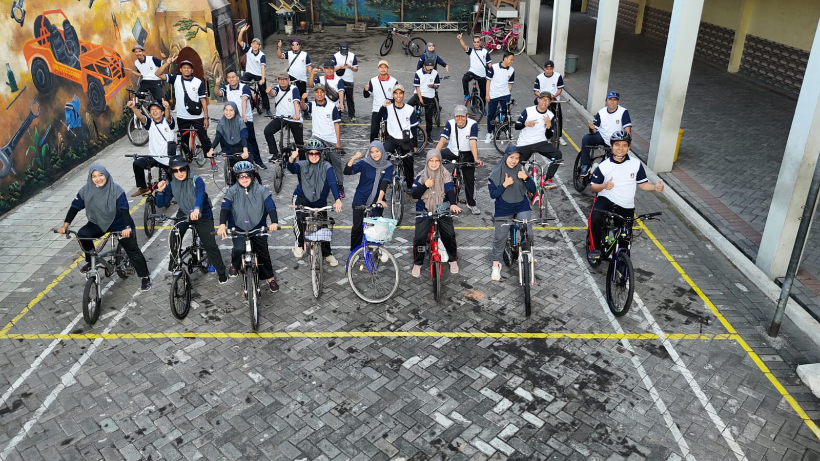 KOMPAK: Dewan guru SMK YPM 8 Sidoarjo akan berangkat bersepeda keliling Sidoarjo.(ANAS/RADAR SIDOARJO)&nbsp;