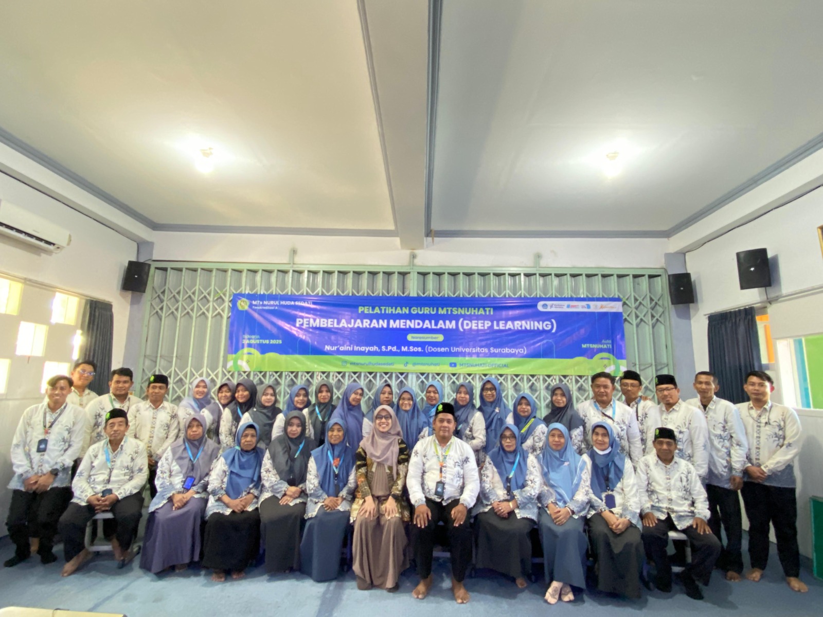 KOMPAK : Dewan guru MTs Nurul Huda Sedati para undangan dalam kegiatan pelatihan Deep Learning.(ANAS/RADAR SIDOARJO)