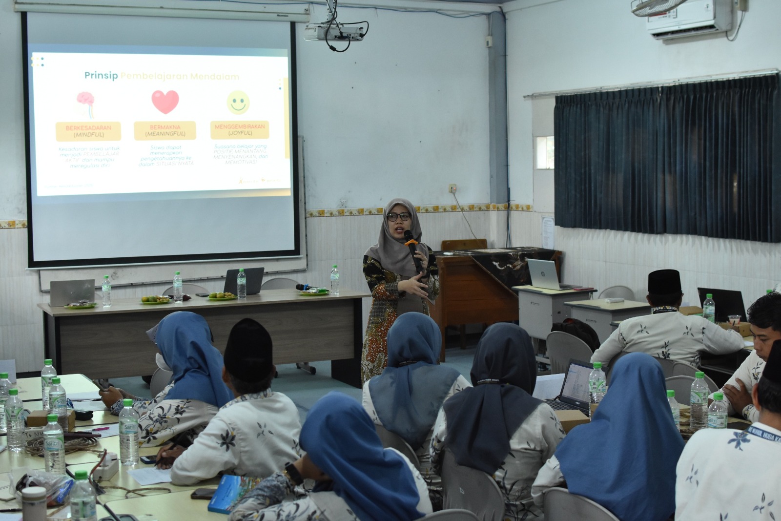 SERU: Pelatihan Deep Learning bagi Guru MTs Nurul Huda Sedati, Sidoarjo.(ANAS/RADAR SIDOARJO)