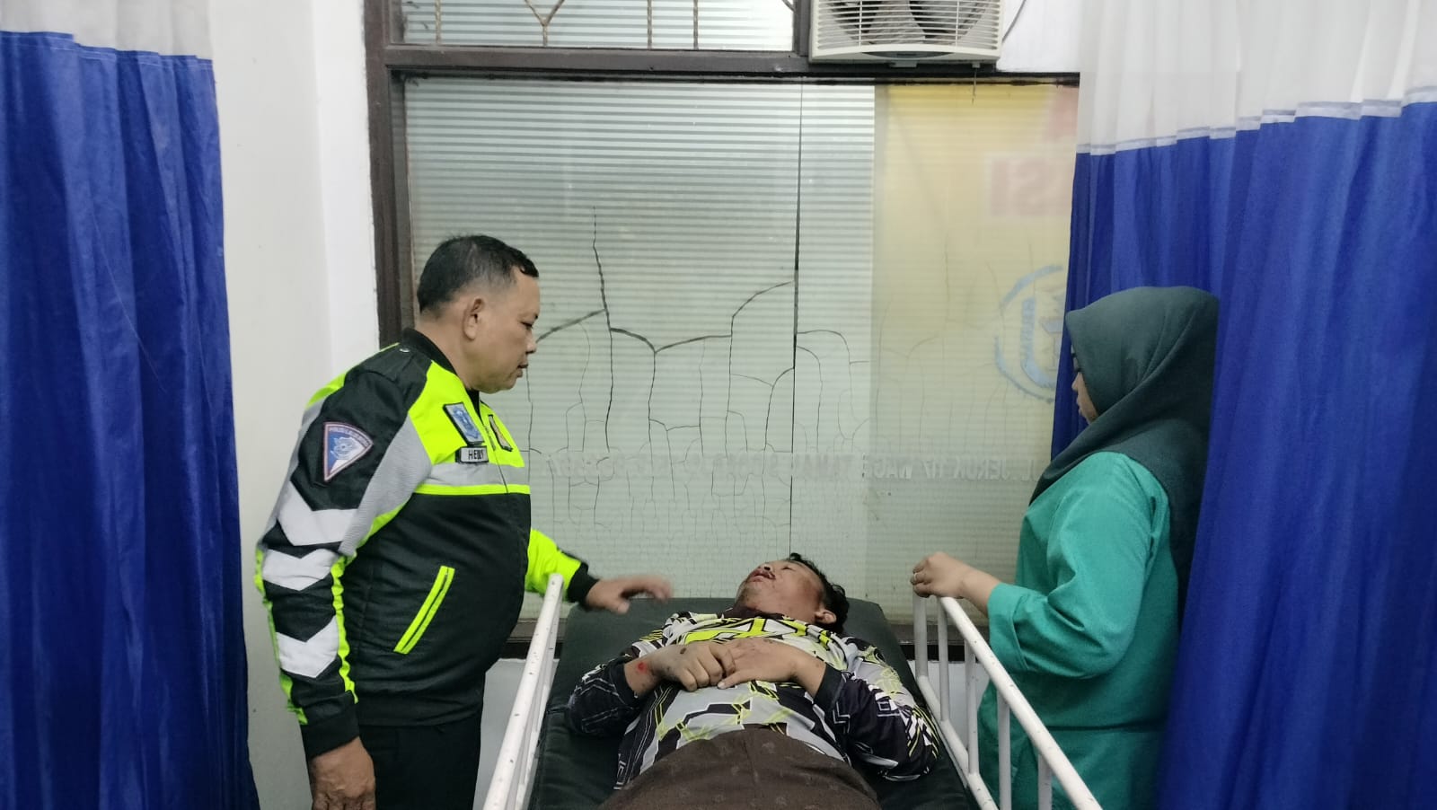 TERKAPAR: Kondisi korban usai mengalami kecelakaan di Jalan Raya Waru, Minggu (3/8).