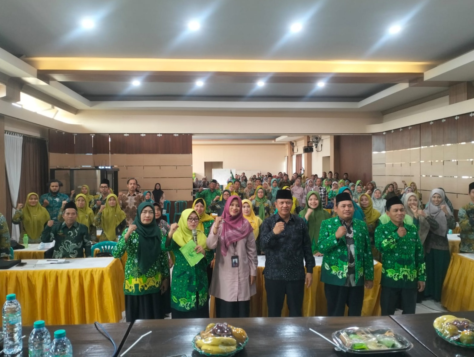 PELATIHAN : Foto bersama Ketua PC Pergunu Sidoarjo, Ahmad Anwar bersama undangan seusai pembukaan, Sabtu (2/8). (ANAS/RADAR SIDOARJO)&nbsp;
