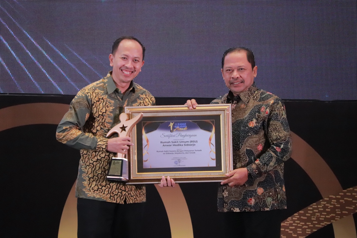 INOVATIF: Direktur RSU Anwar Medika, dr. Achmad Yudi Arifiyanto, M.Kes (kiri) saat menerima Radar Surabaya Award 2025. (SURYANTO/RADRA SIDOARJO)
