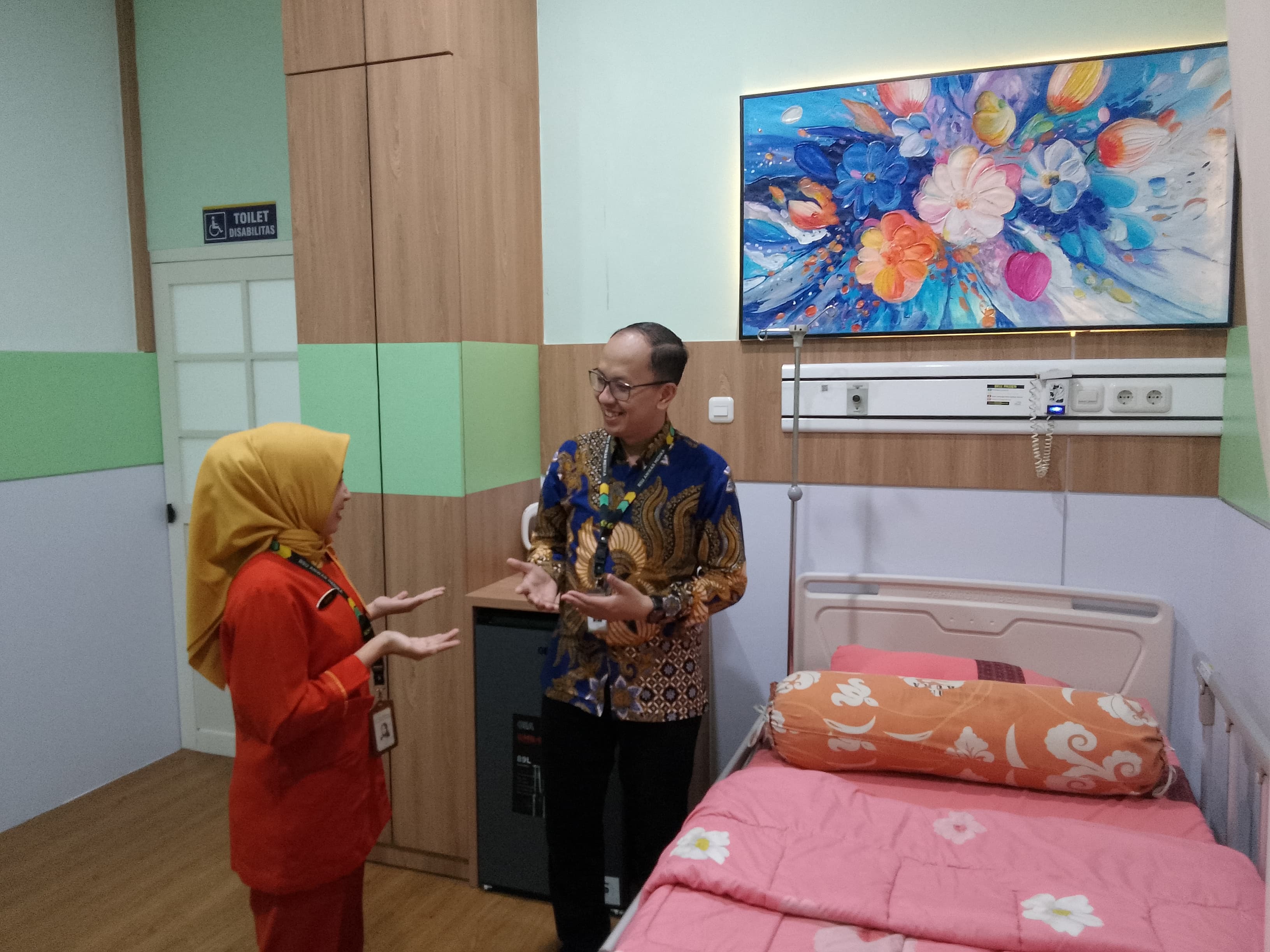RUANGAN NYAMAN : Direktur RSU Anwar Medika, dr. Achmad Yudi Arifiyanto, M.Kes sedang melakukan pengecekan di Ruang Paviliun Anggrek RS Anwar Medika. (DIKY SANSIRI/RADAR SIDOARJO)