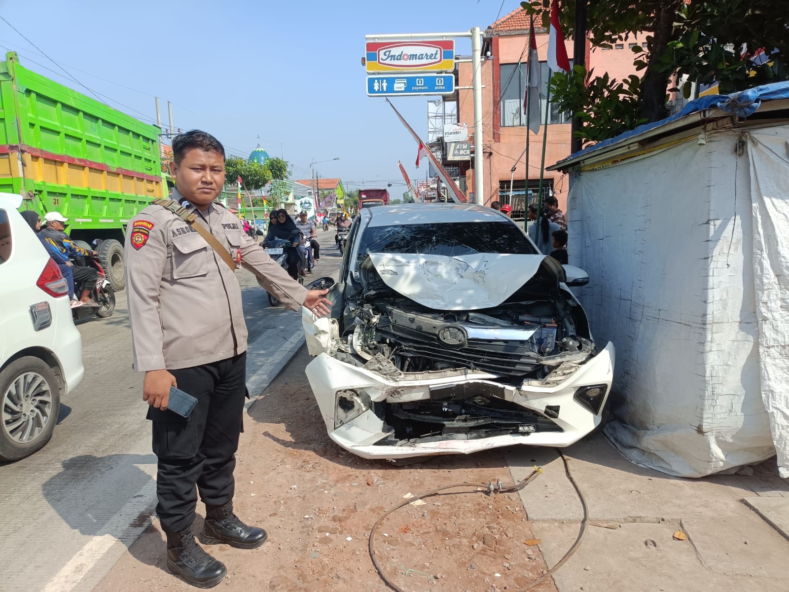 RUSAK PARAH: Kondisi minibus usai terlibat kecelakaan di Jalan Raya Rejeni, Krembung, Sidoarjo, Minggu (3/8).