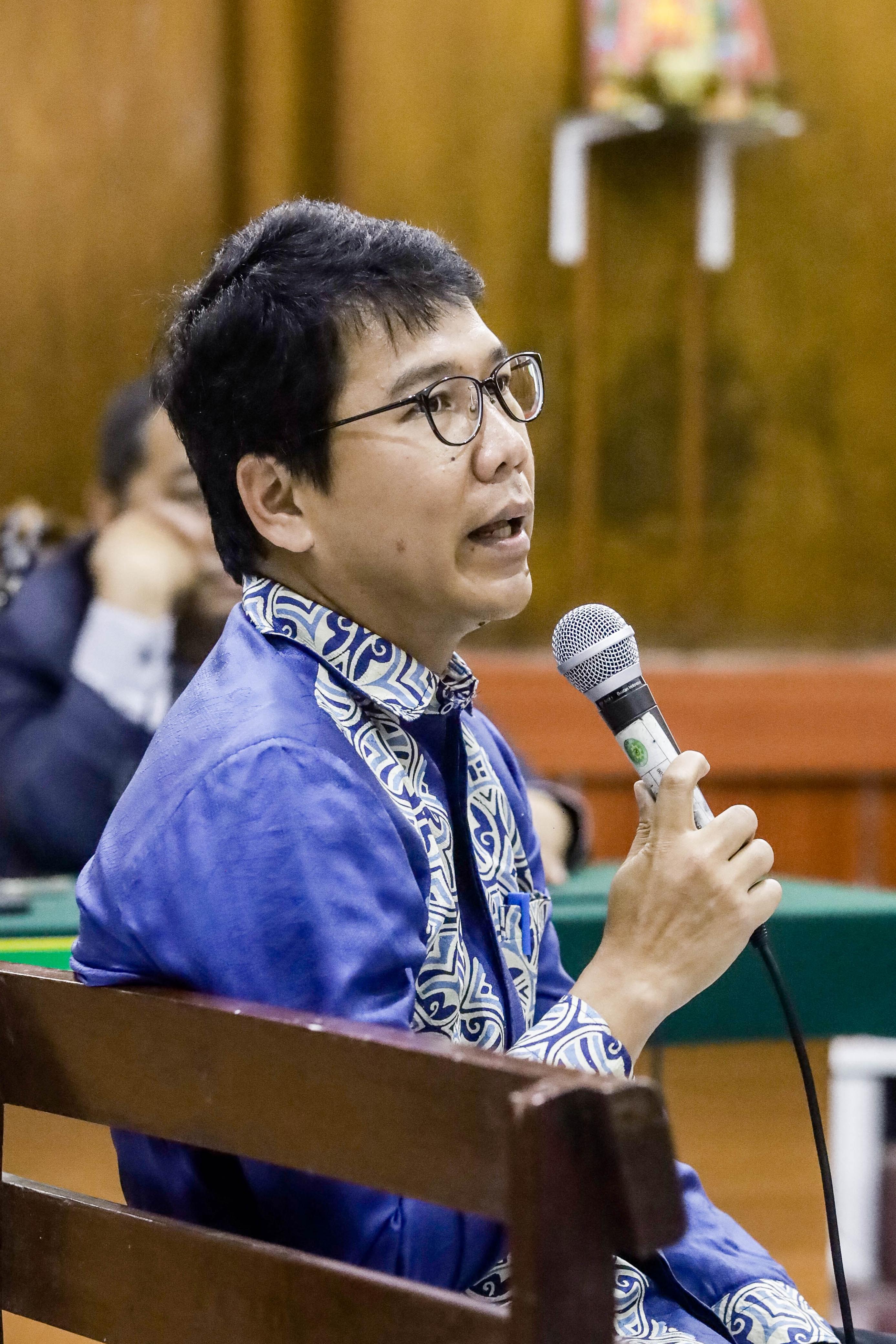 BERLANJUT: Teddy Anggoro, dosen Fakultas Hukum Universitas Indonesia, sebagai ahli dari Dahlan Iskan dalam sidang permohonan (PKPU) terhadap PT Jawa Pos di Pengadilan Niaga Surabaya.