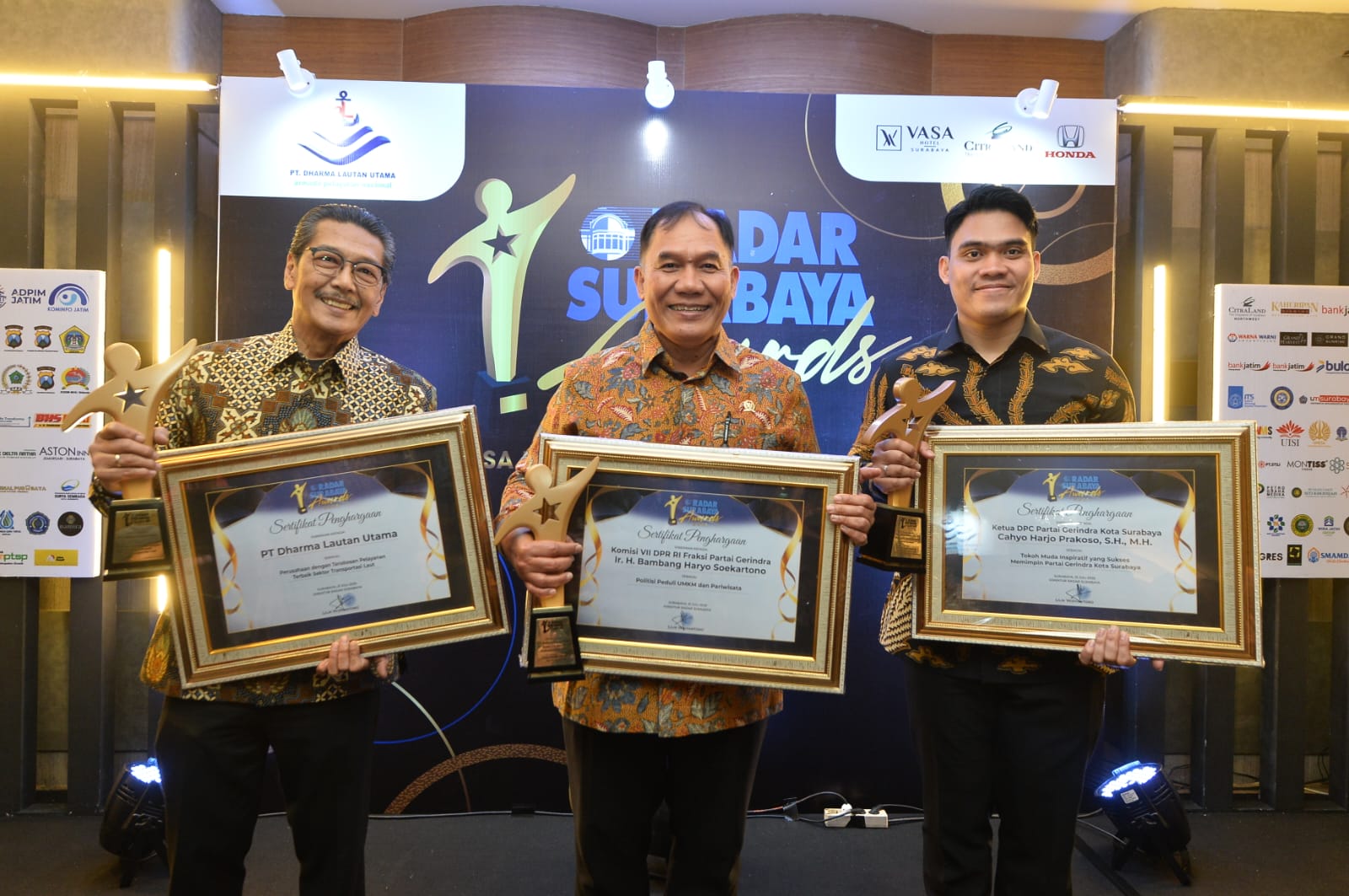 PRESTASI: Dari kiri Dirut  PT Dharma Lautan Utama Erwin H. Poedjono, SE, Ir. H. Bambang Haryo Soekartono dan Cahyo Harjo Prakoso, SH, MH.