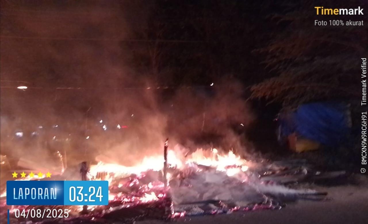 MEMBARA: Petugas damkar sedang berjibaku memadamkan api di Waru, Sidoarjo, Senin (4/8).