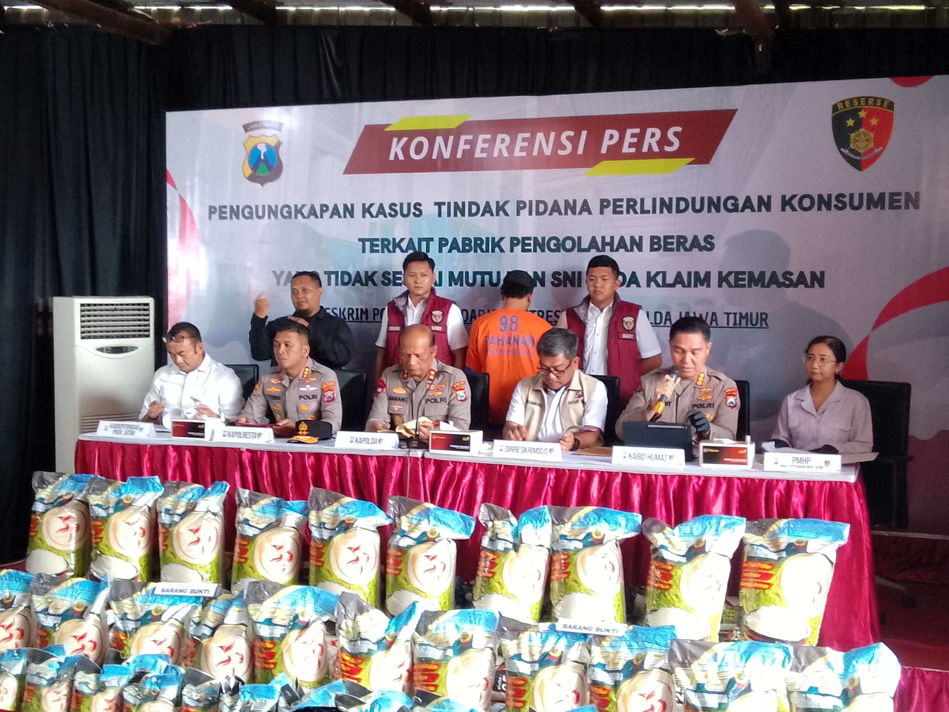 OPLOSAN: Polisi mengungkap beras oplosan di Krembung, Senin (4/8). (DIKY SANSIRI/RADAR SIDOARJO)