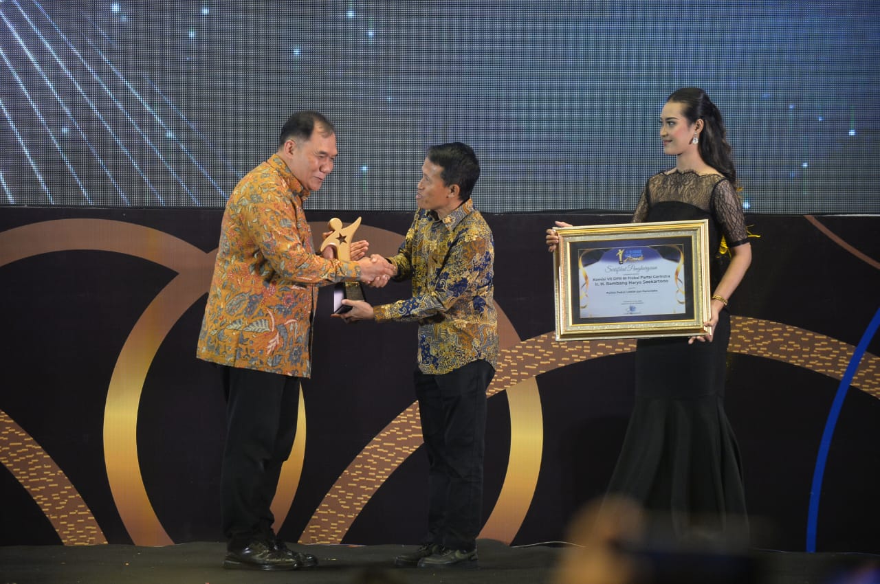 APRESIASI: Ir. H. Bambang Haryo Soekartono (kiri) saat menerima penghargaan Radar Surabaya Award 2025 yang diserahkan Komisaris PT Radar Surabaya Media, Leak Kustiya.