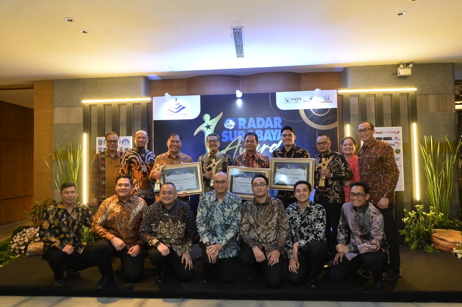 KOMPAK: Ir. H. Bambang Haryo Soekartono foto bersama seusai menerima penghargaan.