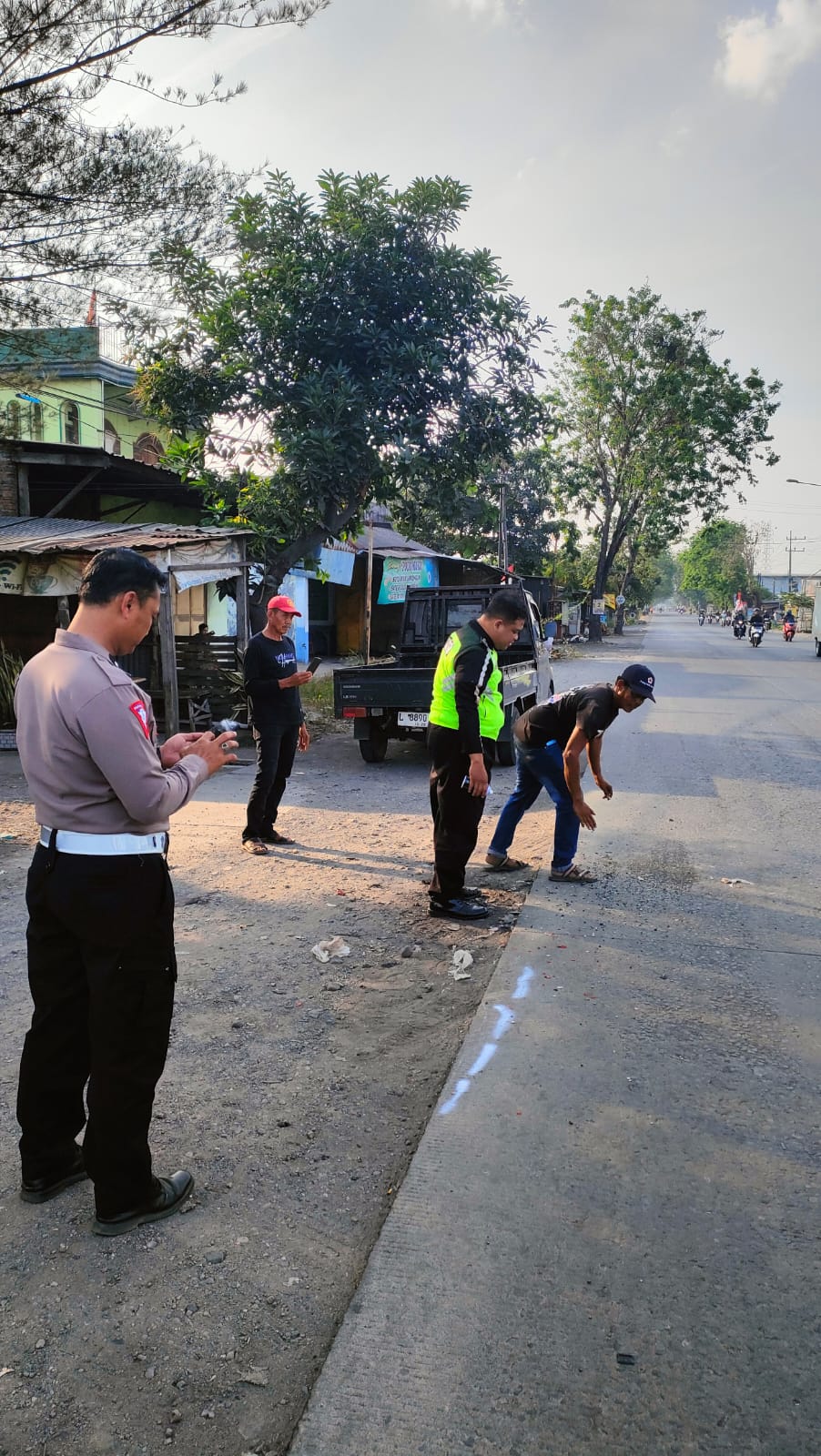 NAHAS: Polisi sedang melakukan olah TKP di Krian, Senin (4/8).