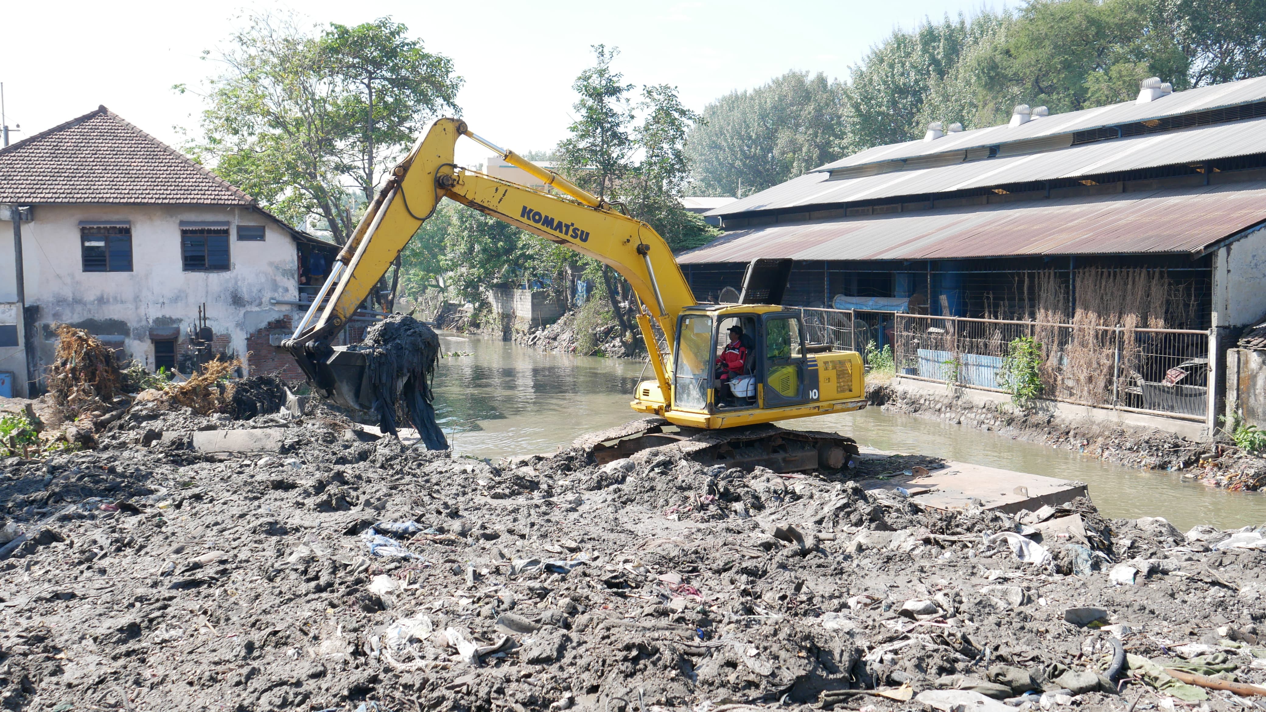 CEGAH BANJIR: Alat berat mulai diterjunkan di Sungai Buntung Kecamatan Waru. (M SAIFUL ROHMAN/RADAR SIDOARJO)