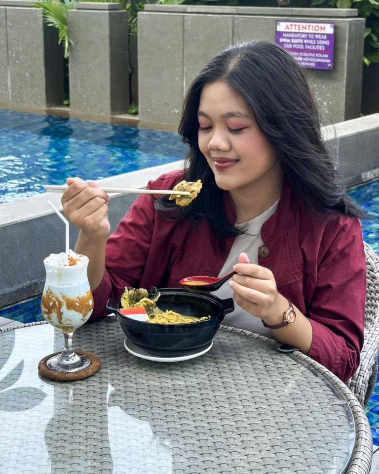 NIKMAT: Premier Place Hotel Surabaya Airport di Sidoarjo Suguhkan Ramen Kuah Kari Ayam Woku Dan Ikan Cakalang Pedas.
