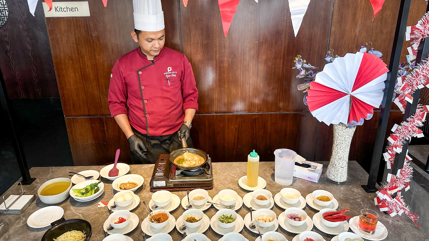 BANYAK PILIHAN: Eksplorasi kuliner Jepang dan Nusantara, Premier Place Hotel Surabaya Airport di Sidoarjo suguhkan Ramen Kuah Kari Ayam Woku dan Ikan Cakalang Pedas.