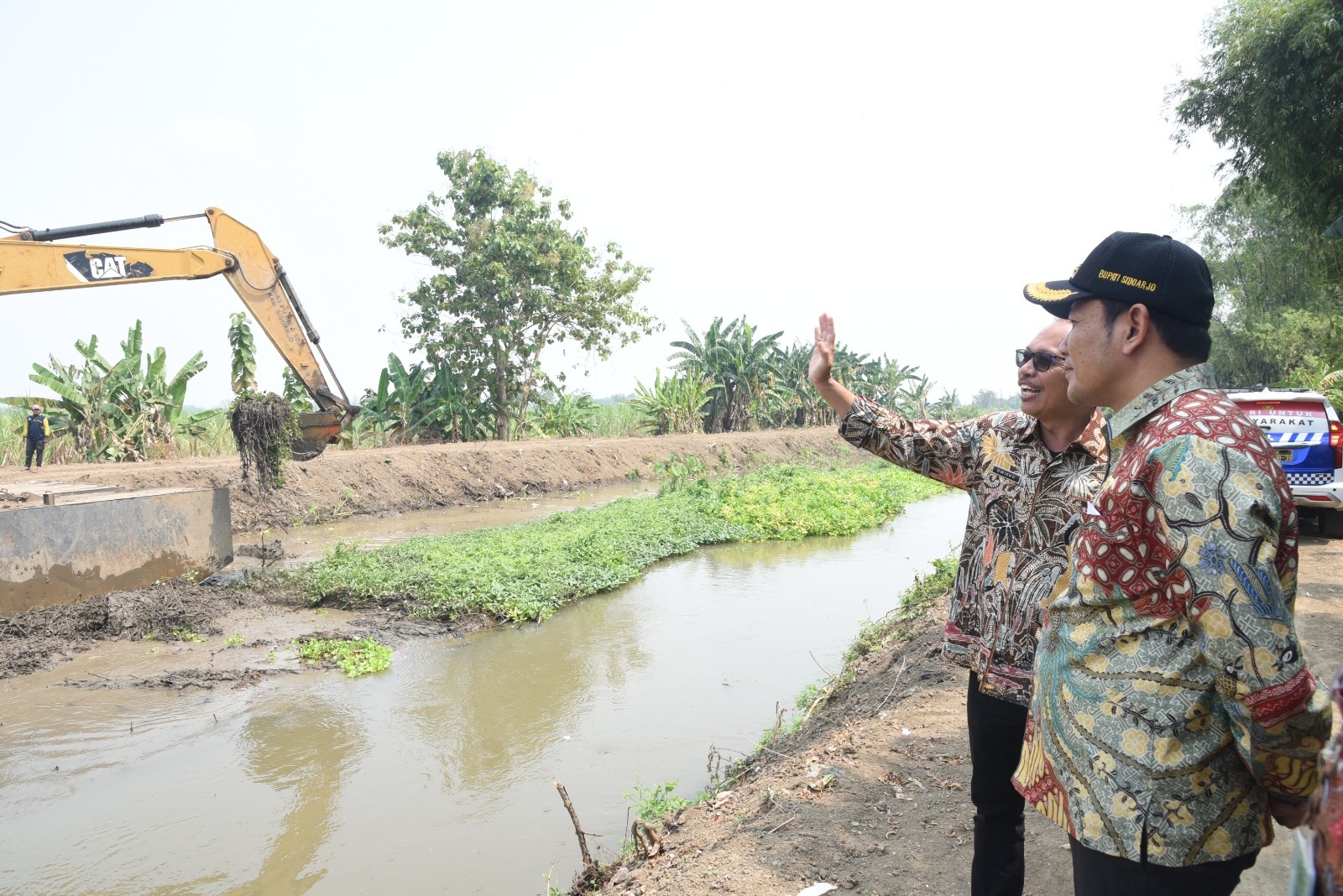 CEGAH BANJIR: Bupati Sidoarjo&nbsp; Subandi turun langsung meninjau pengerjaan normalisasi di sepanjang Sungai Porong Kanal.