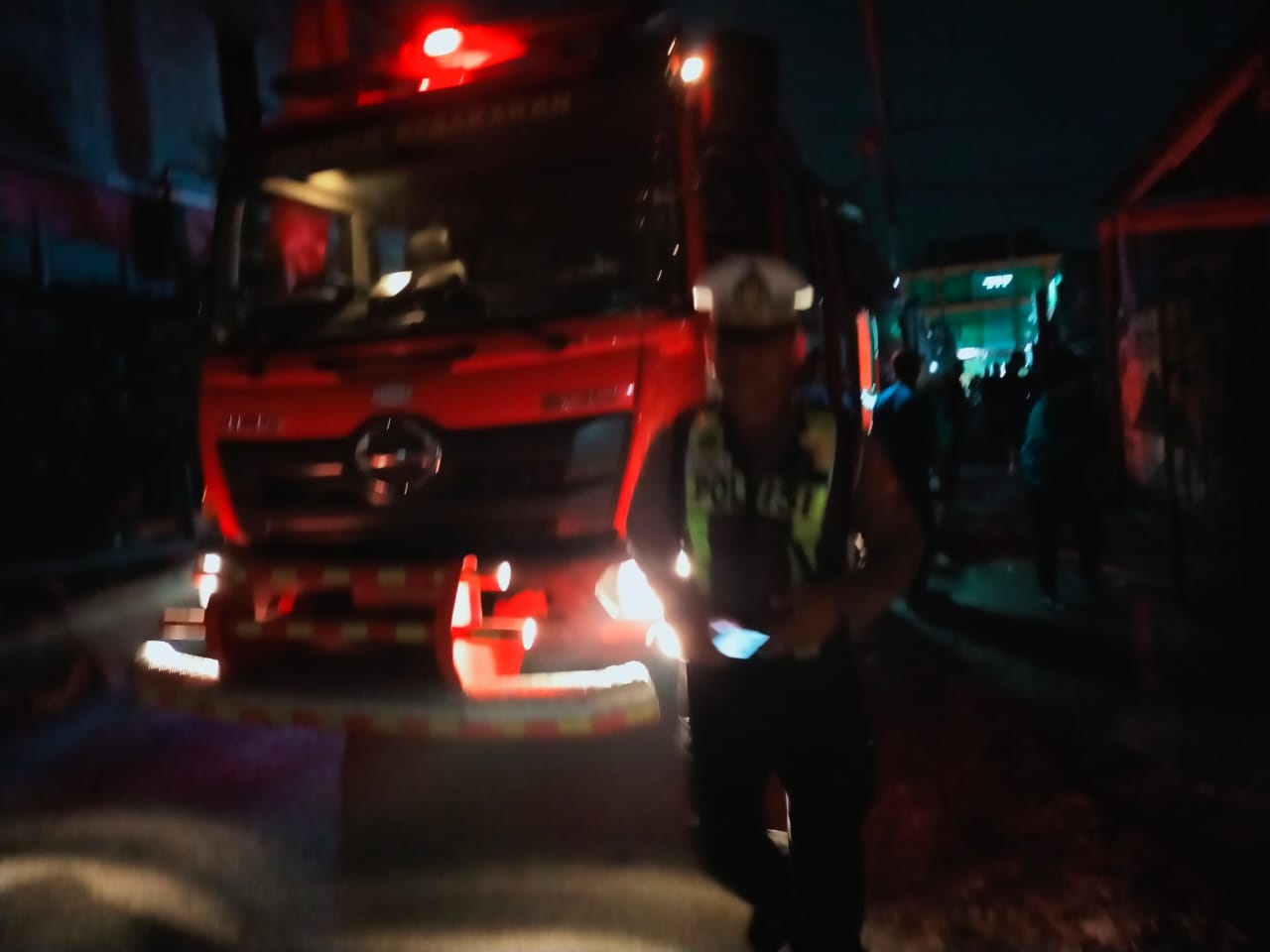TERBAKAR: Pemadam kebakaran dibantu polisi berjibaku di Sukodono, Senin (4/8) malam.  &nbsp;