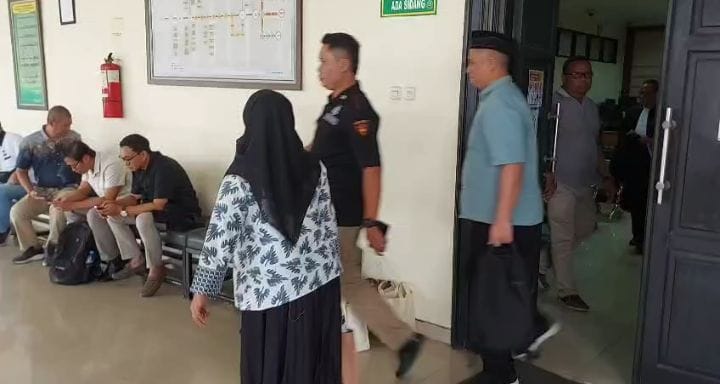 DIDUGA PUNGLI: Heri Achmadi (baju biru) usai jalani sidang di Tipikor Surabaya. (DIKY SANSIRI/RADAR SIDOARJO)