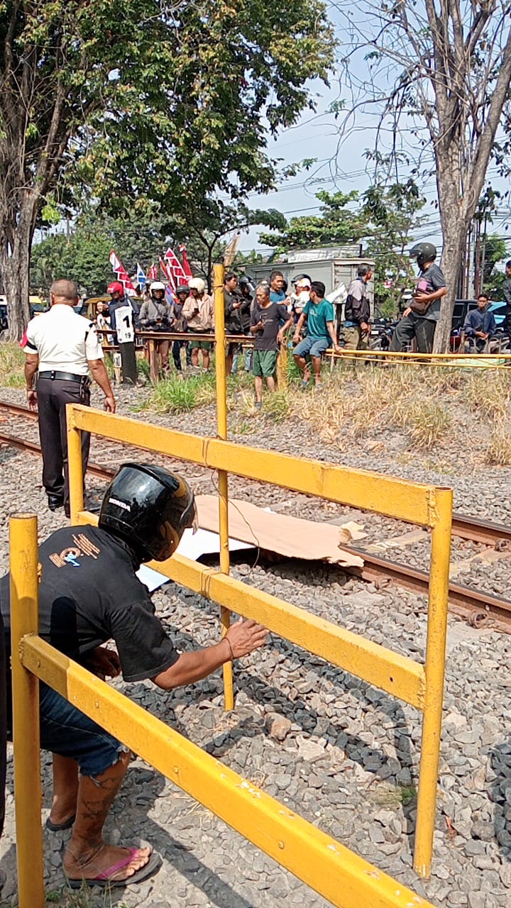 MENGENASKAN: Kondisi korban usai terserempet KA Jenggala di Tebel, Gedangan, Rabu (6/8). (DIKY SANSIRI/RADAR SIDOARJO)